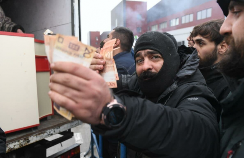 ОНТ: Беженцам, пребывающим в логистическом центре, начали продавать валенки и термобелье