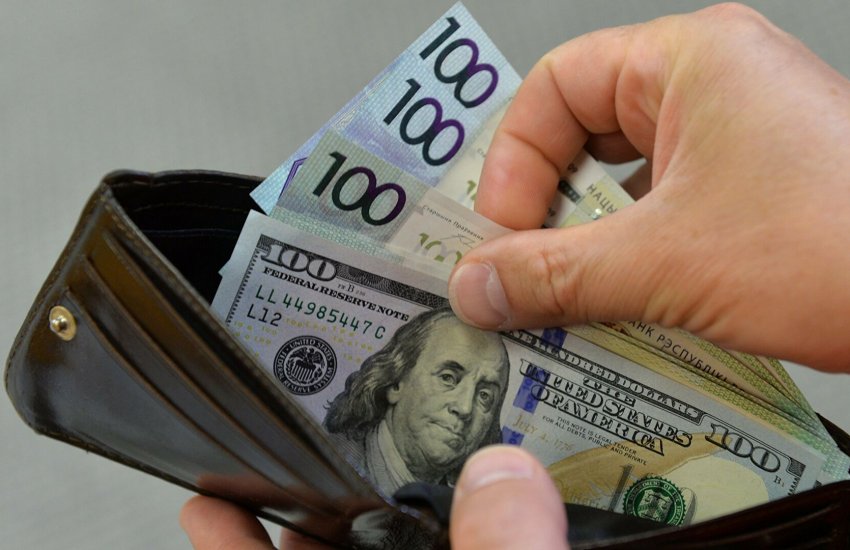 В Беларуси средняя зарплата в октябре выросла почти до 600 долларов