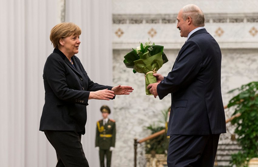 Меркель назвала Лукашенко «контактным лицом» в миграционном кризисе