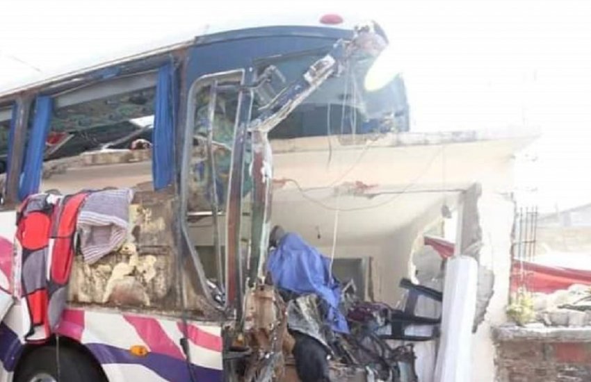 В Мексике автобус с паломниками врезался в жилой дом: погиб 21 человек