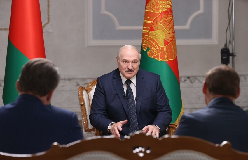 Лукашенко сообщил, что нелегальным оружием из Украины планировали устранить его самого