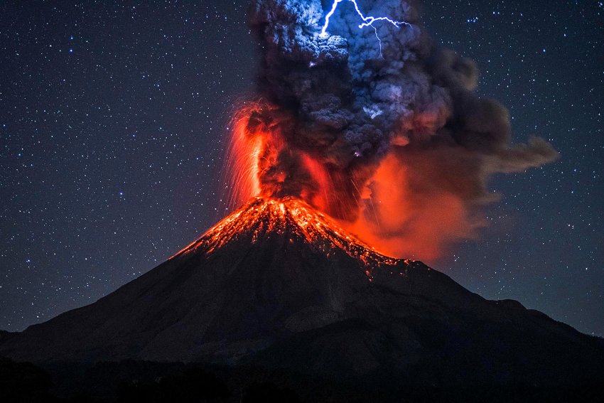 В Индонезии произошло мощное извержение вулкана