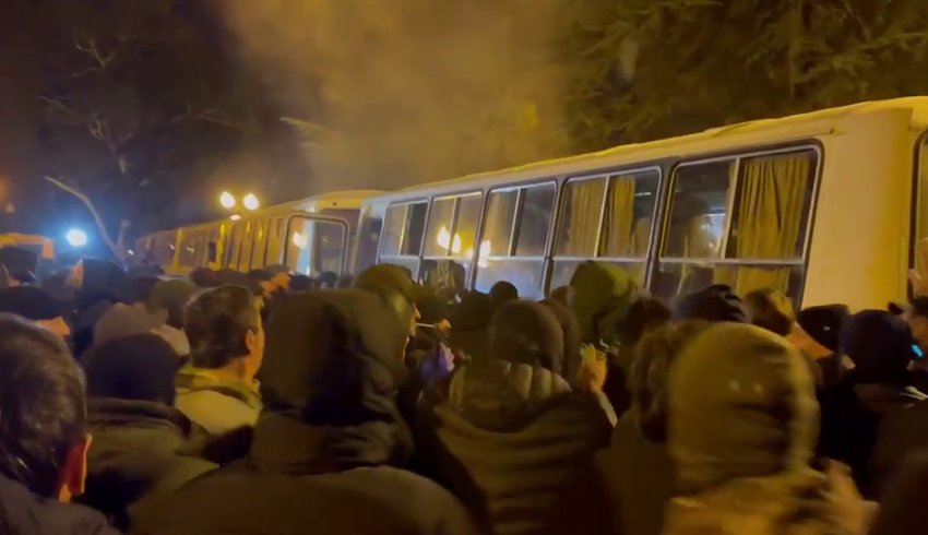 В Абхазии оппозиция штурмовала здание парламента