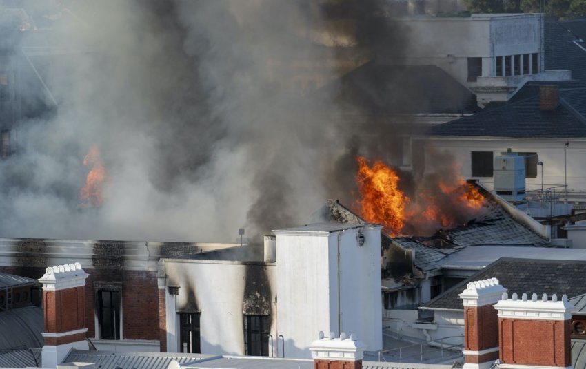 Полиция Кейптауна задержала мужчину за поджог здания парламента ЮАР
