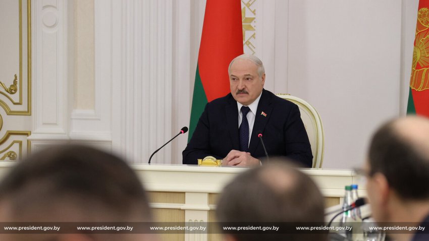 Лукашенко рассказал о попытках протестующих захватить аэропорты в Казахстане