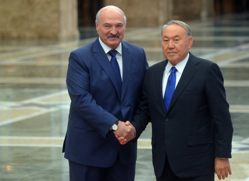 Лукашенко поговорил по телефону с Назарбаевым