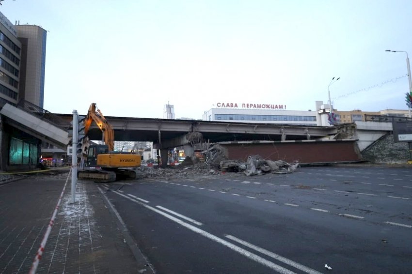 На Немиге начался демонтаж обрушившегося моста