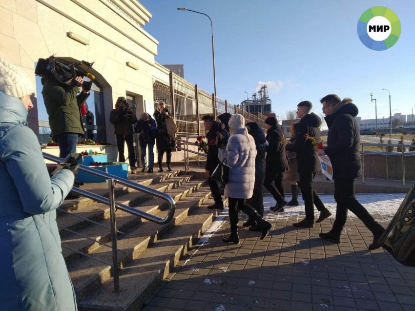 Белорусы несут цветы к посольству Казахстана в Минске