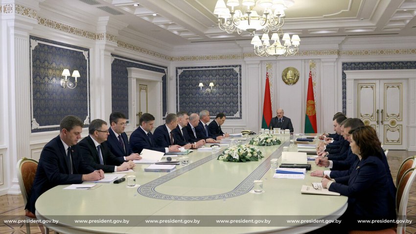 Лукашенко поручил научить белорусов грамотно управлять своими деньгами