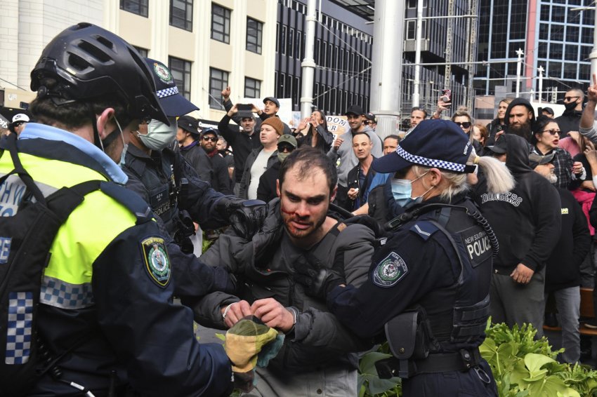 Полиция Австралии применила спецсредства для разгона демонстрантов