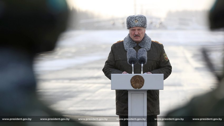 Лукашенко подчеркнул вклад белорусских миротворцев в стабилизацию обстановки в Казахстане