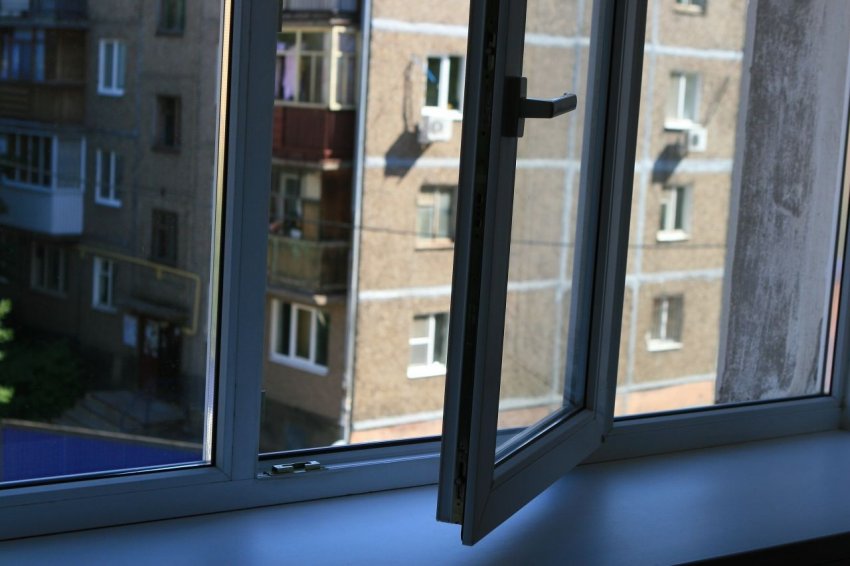 Трагедия в Лельчицах:  малышка выпала из окна четвертого этажа
