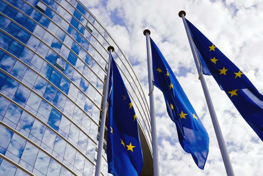 Еврокомиссия намерена удерживать штрафы из причитающихся Польше платежей