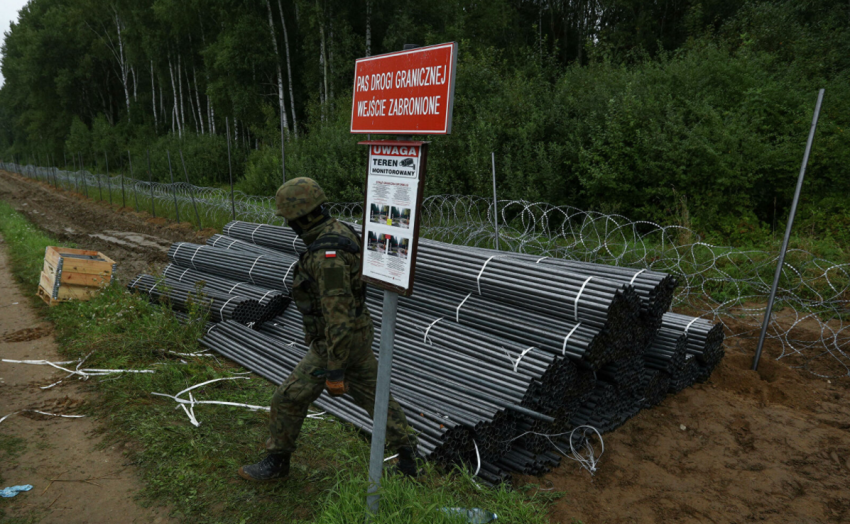 Польша с завтрашнего дня начинает возведение забора на границе с Беларусью