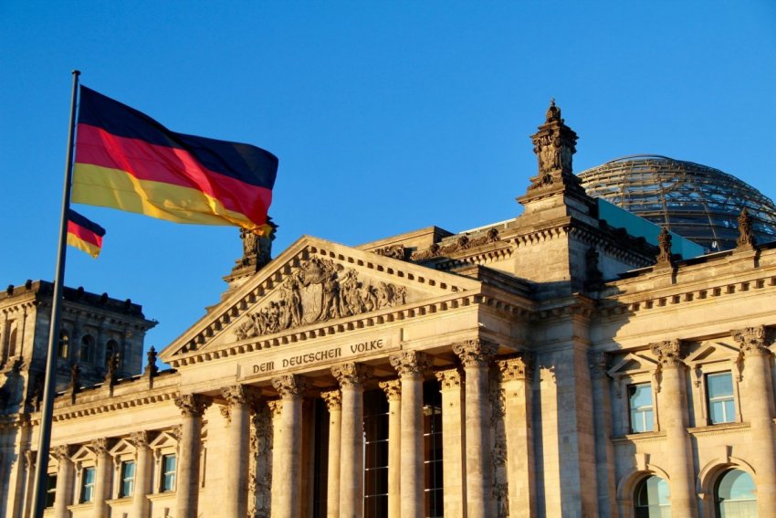 Германия высылает российского дипломата по подозрению в шпионаже - СМИ
