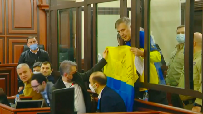 Саакашвили спел гимн Украины на суде в Тбилиси