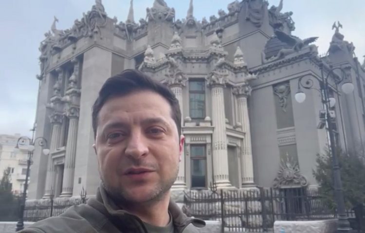 Зеленский заявил, что находится в Киеве, армия «не сложит оружие и будет защищаться»