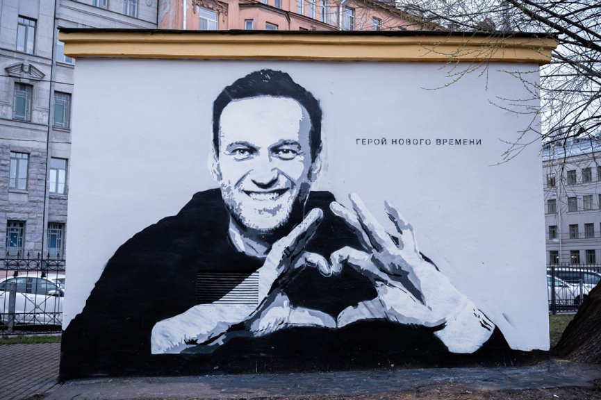 В Санкт-Петербурге задержали автора граффити с изображением Алексея Навального