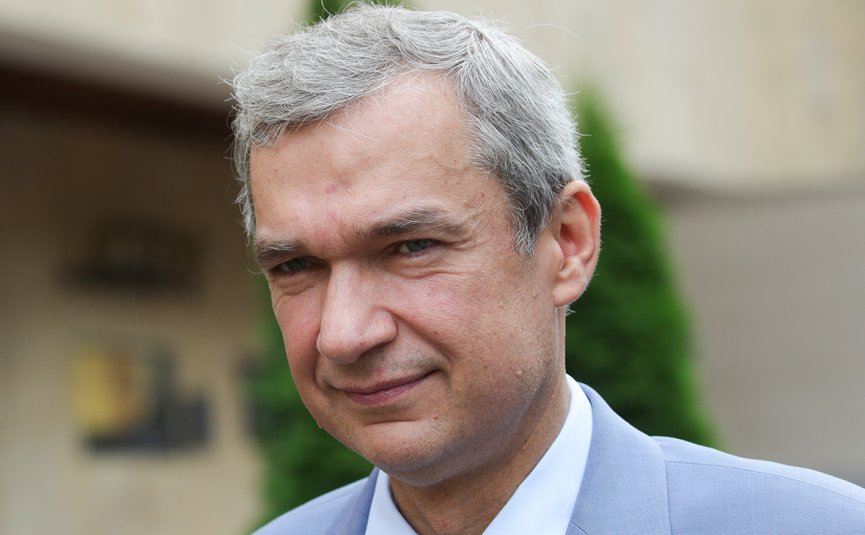 Просил на коленях направить его в Купаловский театр — Лукашенко о Латушко