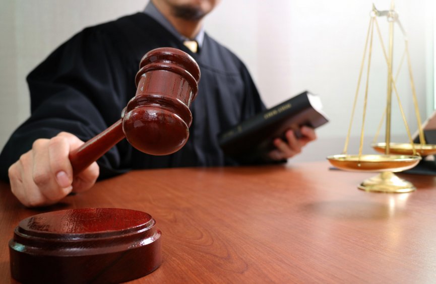 Узбекского блогера приговорили к трем годам колонии за оскорбление президентов в Telegram