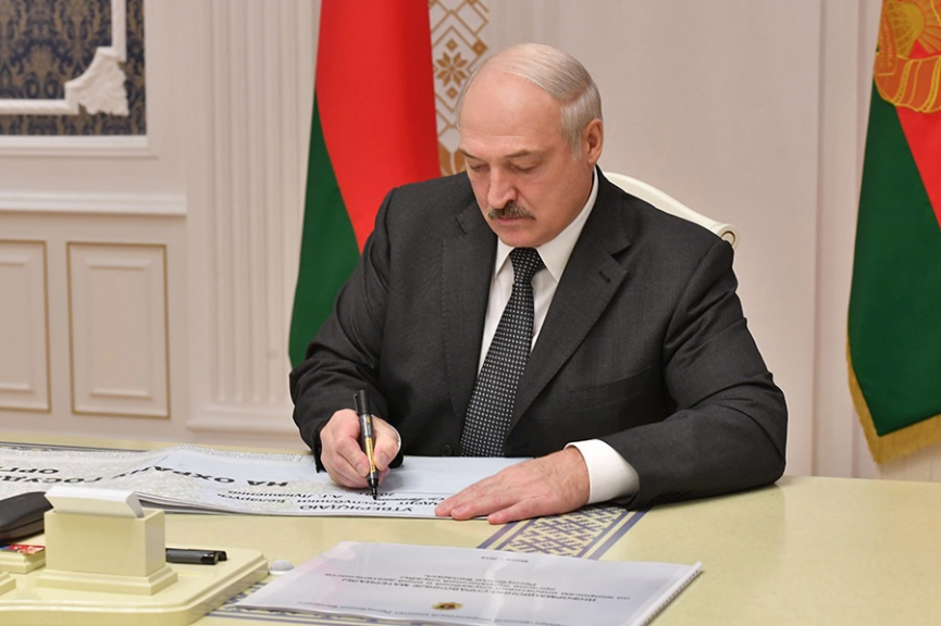 Президент наградил орденами генпрокурора Беларуси и прокурора Гродно