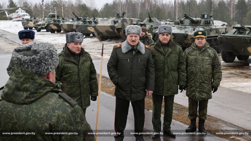 Лукашенко заявил о готовности разместить в Беларуси «сверхъядерное» оружие в случае угрозы от Запада