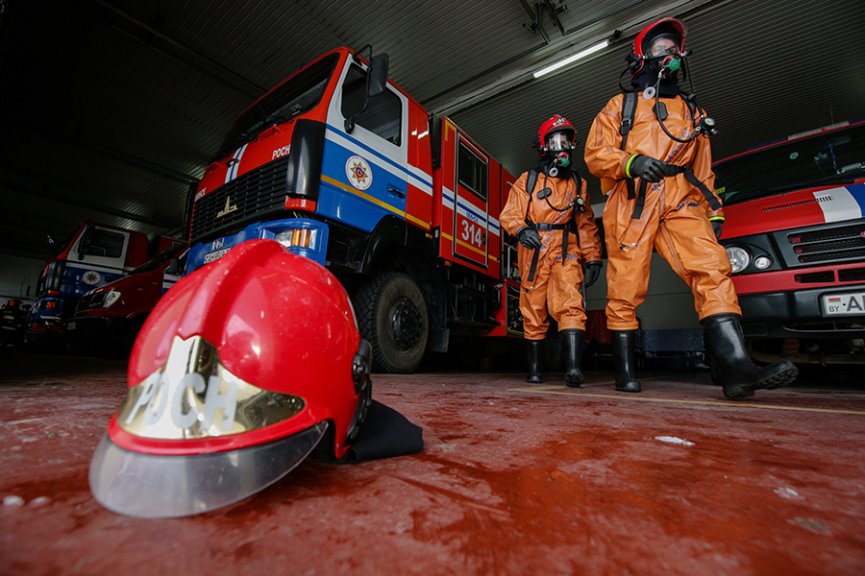 В Осиповичском районе спасатели вынесли из горящей квартиры мужчину
