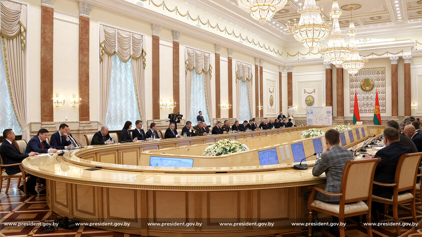 Лукашенко призвал правительство прекратить играться в рыночную вакханалию