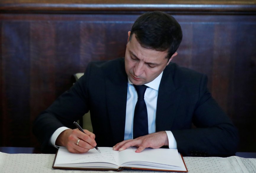 Зеленский разрешил украинцам использовать оружие во время военного положения
