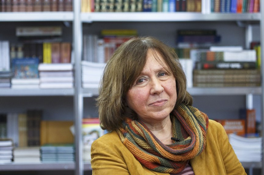 Лукашенко считает, что Алексиевич предала Беларусь, сбежав в Германию