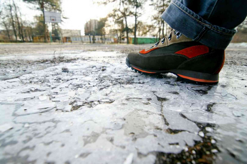 В МЧС Беларуси предупредили об опасности гололедицы в понедельник