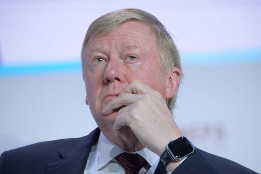СМИ: Чубайс покинул пост специального представителя президента РФ и уехал из страны