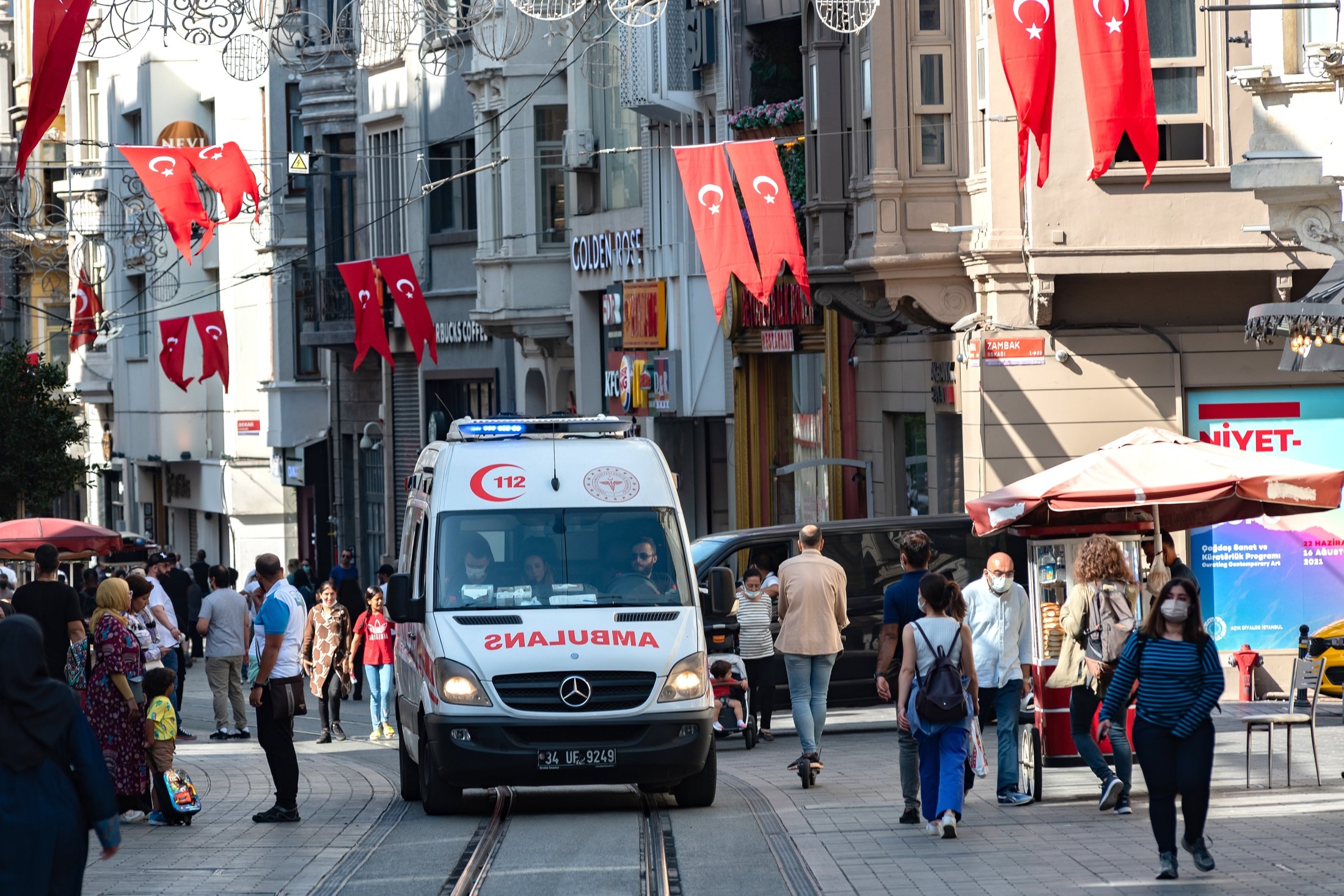 В стамбуле отменили. Beyoglu район в Стамбуле. Улица Истикляль в Стамбуле.