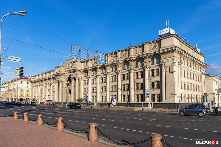 Для уборки проспекта Независимости в Минске привлекают больше 30 единиц техники