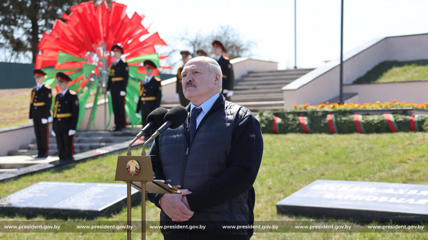 Лукашенко: Поставить на колени Беларусь и Россию не получится
