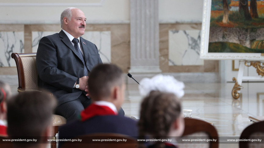 Лукашенко призвал молодежь «меньше зависать в телефонах»