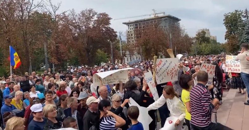В Молдове массовые акции протеста: митингующие сжигают счета за газ и требуют отставки президента