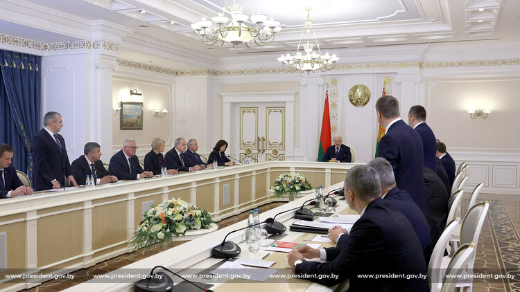 Лукашенко призвал чиновников к упорной работе, если они не хотят войны