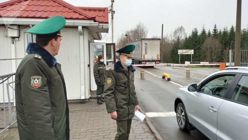 Белорусам в интересах нацбезопасности смогут временно ограничивать выезд из республики