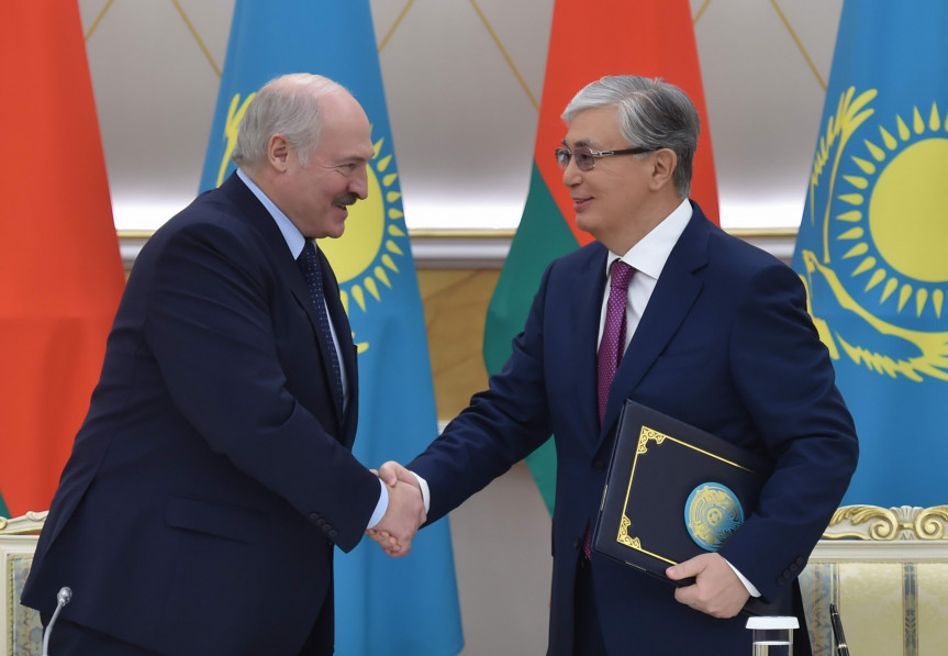 Лукашенко поздравил Токаева с победой на выборах президента Казахстана