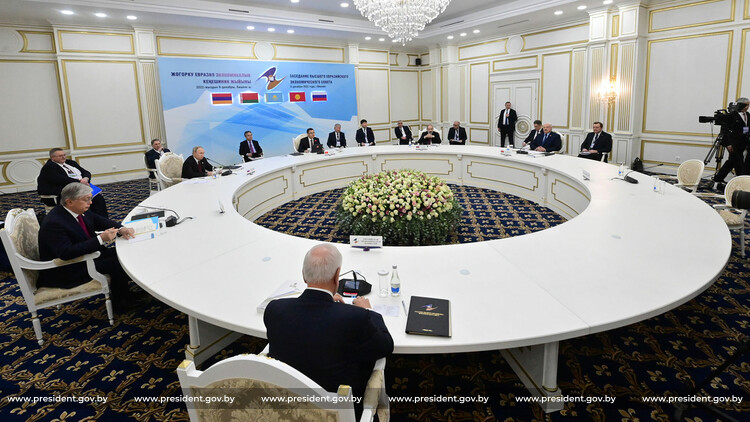 Лукашенко заявил, что западные санкции в отношении Беларуси и России начали затихать