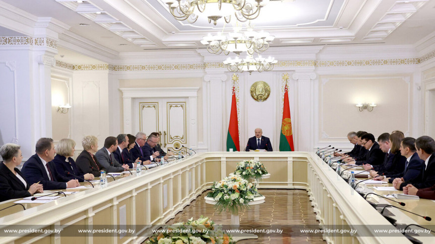 Лукашенко потребовал прекратить постоянные реформы в образовании