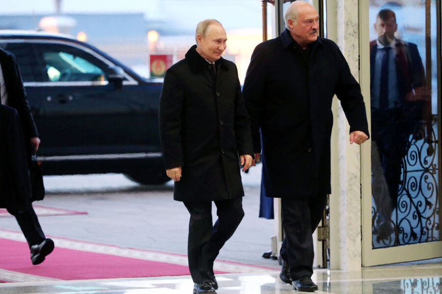 Путин заявил о дополнительной поддержке машиностроения в Беларуси
