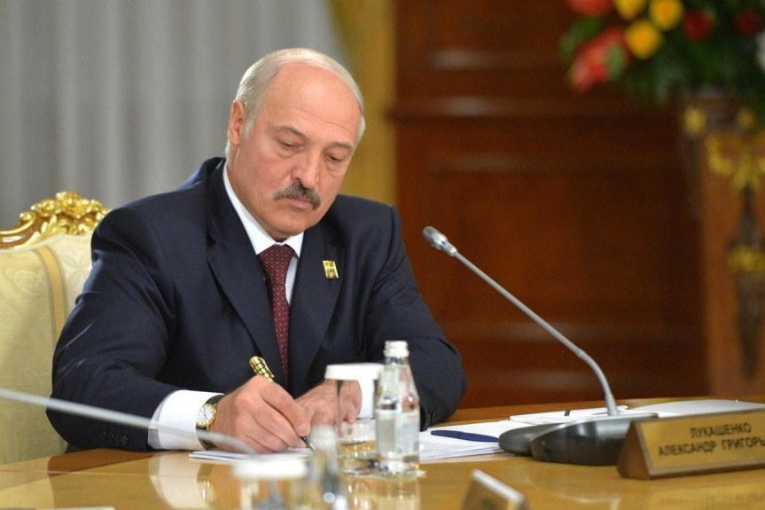Лукашенко подписал закон о ратификации изменений цен на российский газ